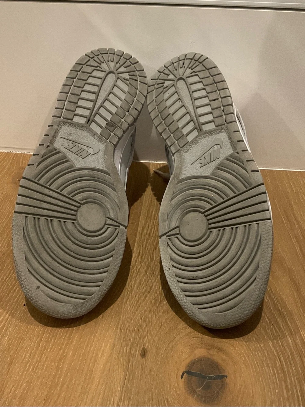 Nike Kids Low-Top Sneakers in Light Gray and White